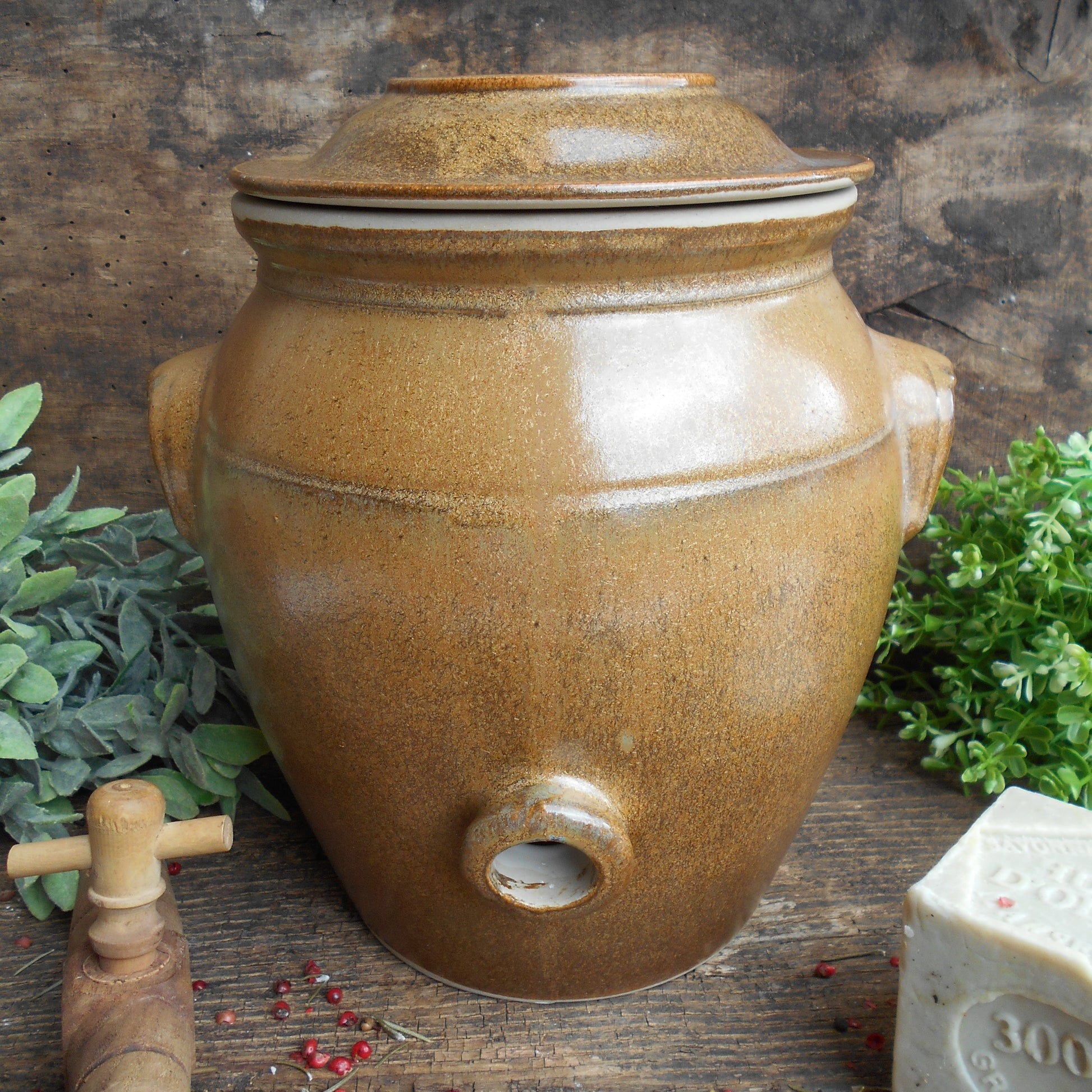Grand pot à huile en grès avec couvercle, poignées et ouverture  robinet/bouchon.